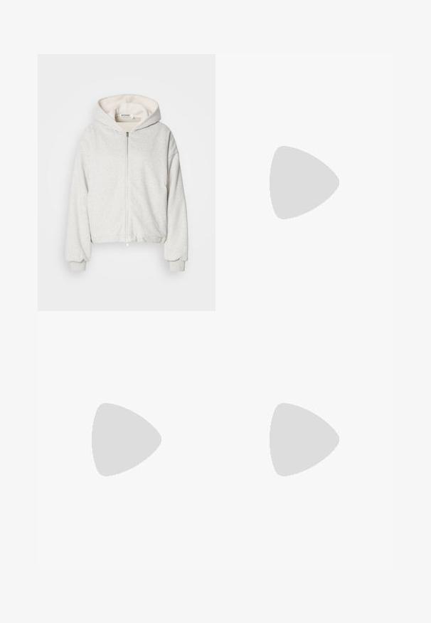 Felpa con cappuccio in grigio chiaro, realizzata in tessuto morbidissimo con chiusura a zip. Presenta un morbido rivestimento interno e polsini e orlo a costine.; Top bianco a maniche lunghe realizzato in tessuto morbido e liscio. Presenta un collo a giro e una vestibilità slim con dettagli di cucitura minimi.; Bershka WIDE-LEG - Wide Leg - dark blue; Scarpa da ginnastica marrone e crema con tre strisce beige, materiali in pelle scamosciata e pelle, design con lacci e suola in gomma. Logo testuale sul lato.; Occhiali da sole ovali marroni con lenti scure. La montatura è realizzata in un materiale marrone trasparente e presenta un logo stampato sulle tempie.; Borsa a tote in suede marrone con due manici, forma rettangolare ampia e design minimalista. Texture morbida con finitura liscia.