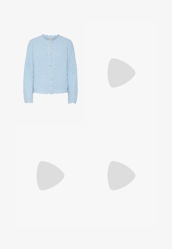 Cardigan en tricot bleu clair avec un motif en losange, des bords festonnés et cinq boutons ronds ressemblant à des perles. Manches longues et longueur cropped.; Haut à manches longues blanc en tissu doux et lisse. Il présente un col rond et une coupe ajustée avec des détails de couture minimalistes.; Jeans en denim bleu foncé à jambes larges, avec une taille haute, dotés d'un lien à cordon, de cinq poches et de détails de couture contrastants.; Next REGULAR FIT - FOREVER COMFORT  ROUND TOE - Ballerines - off white