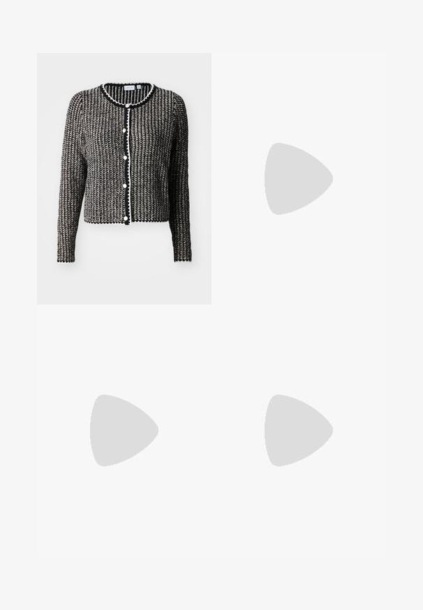 Stickad cardigan med ett svart och vitt mönster, rund halsringning, knäppning med knappar och dekorativ kant längs kanterna.; Vit skräddarsydd topp i ribbat tyg med korta ärmar och rynkade detaljer på sidorna för textur och form.; Beige utsvängda byxor med hög midja, tillverkade av bomullstyg. Har fram- och bakfickor, bälteshällor och en enda silverspänne.; Tåspets slingback-häl i ett slätt, glansigt brunt material. Har en kurvad utskärning och en smal stilettklack. Silverdetalj med spänne.