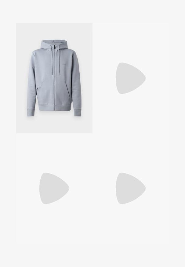 Sudadera con cremallera gris, de textura suave, con capucha, dos bolsillos frontales y puños acanalados. Presenta un pequeño logotipo bordado en el pecho.; Camisa de algodón blanca de manga larga con cuello redondo, aberturas laterales en la parte inferior y una textura suave, exhibida desde la parte de atrás.; Jeans de mezclilla azul claro con un diseño de pierna recta, cinco bolsillos, cierre de botón, ligeramente desgastados y detalles de costura en contraste.; Zapatilla blanca con parte superior de cuero liso y perfil bajo. Presenta una puntera redondeada, seis ojales y una suela de goma texturizada.