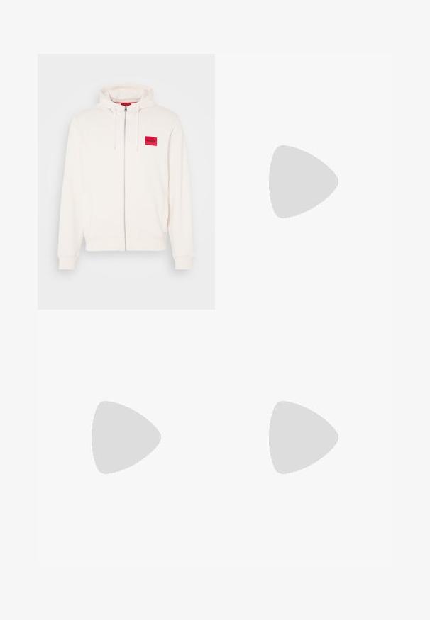Kapuzensweatshirt in Off-White mit einem Frontreißverschluss, ausgestattet mit einem roten Logo-Patch und seitlichen Taschen, aus weichem Stoff.; Schwarzes, kurzärmeliges T-Shirt aus weichem Stoff, mit rundem Ausschnitt und einem dezenten Logo auf der Vorderseite. Der Innensaum hat einen orangefarbenen Akzent.; Schwarze Sweatpants aus weichem Material mit elastischem Bund, Kordelzug und schmal zulaufenden Beinen. Verfügt über ein kleines Logo an der Seite.; Schwarze Sneaker mit glattem Lederobermaterial, runder Zehenpartie, flachen Schnürsenkeln, gepolstertem Kragen und minimalistischem Design. Gummisohle mit subtiler Profilierung.