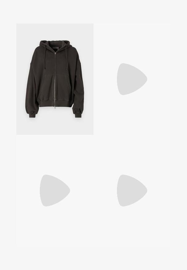 Weekday EDEL ZIP - Mikina so zipsom - dark brown pigment wash; Biele tričko s krátkym rukávom a okrúhlym výstrihom, vyrobené z mäkkého bavlneného materiálu, s jednoduchým a čistým dizajnom bez viditeľných vzorov alebo doplnkov.; Čierne široké džínsy vyrobené z denimu, s malými bodkovanými vzormi, klasickým dizajnom s piatimi vreckami a zapínaním na gombík a zips.; Čierne a vzorované nohavice skombinované s námorníckymi semišovými teniskami so smotanovými pruhmi a bielymi podrážkami. Zobrazené povrchy sú textúrované a ploché.