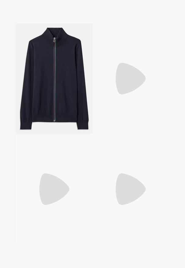 Tengerészkék zipzáros kardigán magas nyakkal, színes cipzárral és bordázott mandzsettával. Puha kötött anyagból készült.; Sötétkék pamut póló kerek nyakkivágással. Elöl kék hímzett grafikus szöveggel és mosolygós arc mintával rendelkezik. Rövid ujjú.; Zöld pamut nadrág, egyenes lábdesignnal, két első zsebbel és gombos zárással. Simogató textúra és laza stílus.; Fehér sneaker sima bőr felsőrésszel, lekerekített orral, fűzőkkel, texturált oldalsó díszítésekkel és vastag gumitalppal. Minimalista dizájn.