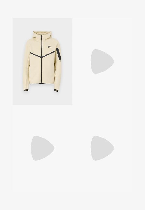 Casaco Nike bege com capuz, fecho éclair preto e faixa diagonal preta no peito. Inclui um bolso com fecho éclair na manga esquerda.; T-shirt de algodão na cor creme com mangas curtas, apresentando "NIKE SB" em texto preto e vermelho no peito. Gola redonda padrão.; Calças brancas casuais com um cós elástico e grandes bolsos frontais, exibidas sobre um fundo claro e liso.; Tênis de couro brancos com logo verde da Nike, bico redondo, sola plana, combinados com calças de denim azul claro, exibidos sobre um tapete azul.