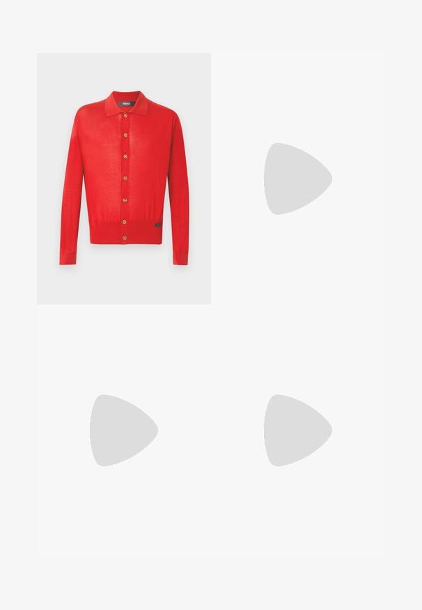 Roter, langärmeliger Strickcardigan mit Knöpfen in Goldoptik, einem Kragen und einem kleinen schwarzen Markenetikett nahe dem Saum.; BOSS TEE   - T-Shirt print - black one; Schwarze Baumwollchinos mit einem schmalen Schnitt, ausgestattet mit fünf Taschen, Gürtelschlaufen und einer glatten Textur. Reißverschluss mit Knopfverschluss.; Schwarzer niedriger Ledersneaker mit schwarzen Schnürsenkeln und cremefarbenem Sohlenrand, seitlich auf weißem Hintergrund dargestellt.