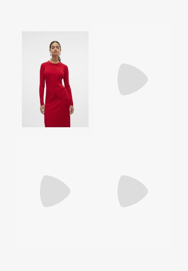 Vero Moda VMWILLOW - Jopica - salsa; Bela prilegajoča majica iz rebraste tkanine s kapicami in nabranimi detajli ob straneh za teksturo in obliko.; Bele široke hlače iz lahkega materiala. Imajo elastičen pas s vrvico in stranske žepe. Gladka tekstura.; Rde lakirane sandalete na peto s ostrim nosom, dvema sponkami in tanko, srednje visokim peto središče. Gladka tekstura.