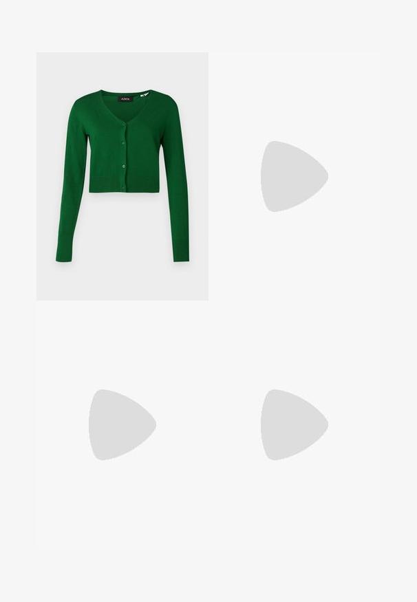 JJXX JXISABELLA COMFY CROPPED CARDIGAN - Casaco de malha - formal garden; T-shirt preta de algodão, com mangas curtas sobre uma camada de mangas longas branca com um padrão texturizado subtil. Design de decote redondo.; Calças largas pretas feitas de um tecido elástico, com uma textura suave, cintura alta e detalhes de costura na frente.; Sandal com biqueira afilada em couro preto, com cinta no tornozelo e salto grosso. Textura lisa, design elegante e estética minimalista.