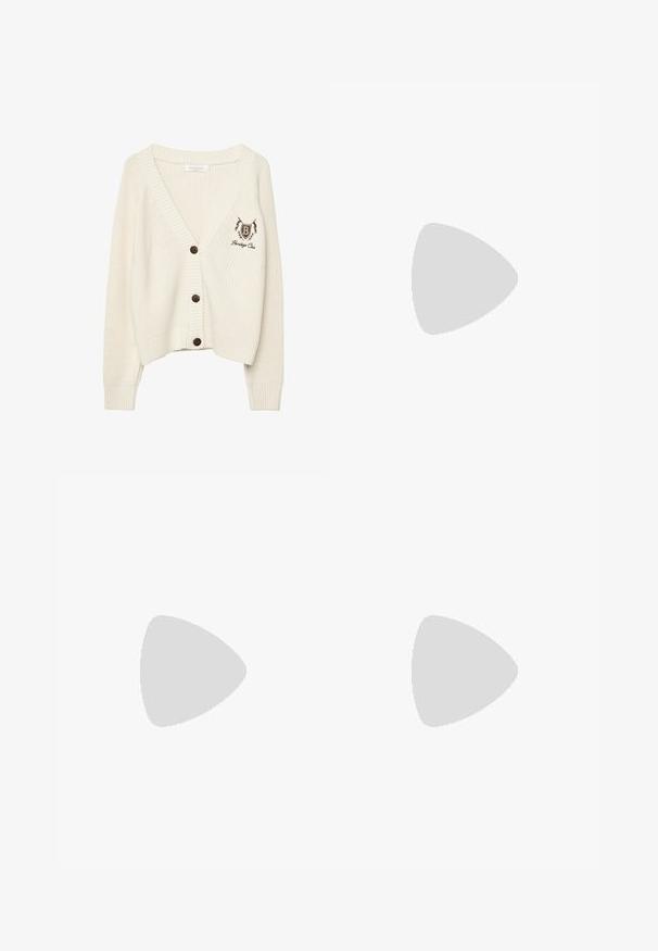 Cremefarbener Strickcardigan mit V-Ausschnitt, gerippten Bündchen und Saum. Verfügt über braune Knöpfe und ein besticktes Logo auf der linken Seite.; Schwarzes Baumwoll-T-Shirt mit kurzen Ärmeln, das ein kleines pinkes Schmetterlingsmotiv auf der linken Brust zeigt. Crewneck-Design mit einem entspannten Schnitt.; Schwarze Hose mit geradem Schnitt, ausgestattet mit Fronttaschen und Seitenschlitzen am Saum. Hergestellt aus weichem, glattem Stoff. Geeignet für verschiedene Anlässe.; Schwarze patentierte Sandalen mit Absatz, quadratischer Spitze, Knöchelriemen und silbernen Schnallen. Mit einem stabilen Blockabsatz für mehr Stabilität.