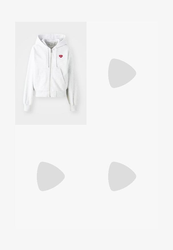 Světle šedá mikina na zip s klokaní kapsou, žebrovanými manžetami a červeným srdíčkovým logem na levé hrudi. Měkký materiál z bavlněné směsi.; Bílý bavlněný tričko s žlutým grafickým designem na přední straně. Kulatý výstřih, krátké rukávy a volný střih. Hladká textura.; Béžové denimové kalhoty s širokými nohavicemi a vysokým pasem, se zapínáním na přední knoflík a zip, s poutky na pásek a bočními kapsami. Měkká textura.; Béžové semišové tenisky s světle hnědými akcenty. Mají tři hnědé pruhy, texturovanou gumovou podrážku a zaoblený design špičky.