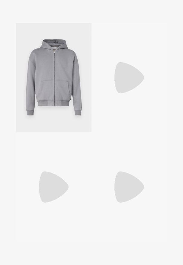 Γκρί zip-up hoodie κατασκευασμένο από ύφασμα από βαμβακερό μείγμα. Διαθέτει κουκούλα, μπροστινές τσέπες και ραμμένα μανίκια και στρίφωμα για εφαρμοστή γραμμή.; Λευκό T-shirt φτιαγμένο από βαμβάκι, με μαύρη στρογγυλή λαιμόκοψη και τρεις μαύρες ρίγες σε κάθε ώμο. Μικρό μαύρο λογότυπο στο στήθος.; Μπλε τζιν παντελόνι με ψηλή μέση, φαρδιά μπατζάκια, μπροστινές τσέπες, θηλιές ζώνης, κλείσιμο με κουμπί και μικρό λογότυπο Adidas στο δεξί μηρό.; adidas Performance PREDATOR FREESTYLE JUDE INDOOR FOOTBALL SHOES - Μπότες ποδοσφαίρου εσωτερικού χώρου - core black/silver-coloured/glory blue