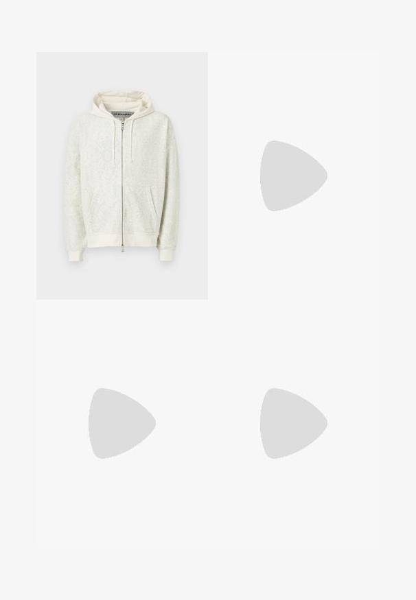 Haut de sweat à capuche zippé gris clair avec un motif discret, capuche à cordon de serrage et poches kangourou. Comprend des poignets et un ourlet côtelés. Texture douce.; Chemise à rayures bleues et blanches, avec un col, des manches longues, une poche plaquée et des boutons blancs.; Jean en denim bleu avec une coupe droite, décoloration légère sur les cuisses, cinq poches et fermoir à bouton à la taille.; Stuart Weitzman CLUB CLASSIC PENNY LOAFER - Mocassins de ville - black