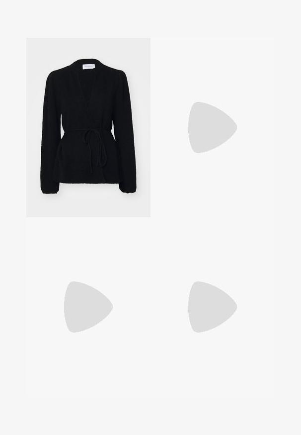 MSCH Copenhagen HOPE WRAP CARDIGAN - Neuletakki - black; Valkoinen puuvillainen t-paita lyhyillä puffihihnoilla, joissa on pieniä hopeisia koristeita hihojen varrella. Klassinen pyöreä kaula-aukko, rento malli.; Mustat leveälahkeiset farkut, joissa on vetoketjufrunti, viisi-taskuinen muotoilu ja hienovaraiset ompelusyyt. Sileä pinta ja rento tyyli.; Mustat nahkakengät, joissa on kapea kärki, nilkkaremmi ja paksu korko. Tasainen pinta, tyylikäs muotoilu ja minimalistinen estetiikka.