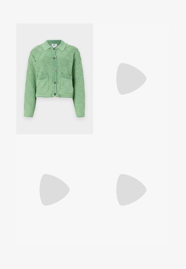 Lysegrønn, strikket cardigan med diamantmønster, knappestolpe foran, krage og to lommer foran med ribbestrikkede detaljer.; Svart bomull T-skjorte med korte ermer, rund halslinje, med en hvit Adidas-logo på brystet. Enkel design, avslappet passform.; Svart bukse med vid benvidde laget av myk stoff, med elastisk midjebånd og en liten logo på venstre side.; Svarte skinnsneakers med hvite striper, gummitopp, svarte lisser og en kremfarget såle. Glatt tekstur med blank finish.