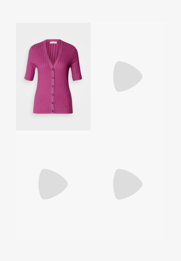 Ριχτό, κοντομάνικο καρντάν σε ζωντανό μωβ, με βαθύ V-λαιμό, κλείσιμο με έξι κουμπιά και αντίθεση καφέ κουμπιών.; Μαύρη κοντομάνικη μπλούζα από λεία ύφανση, με σχέδιο peplum και ζωνάκι στη μέση, διακοσμημένο με δύο στρογγυρά, ασημί κουμπιά.; Μαύρο παντελόνι φόρμας σε φαρδιά γραμμή με ψηλή μέση, κουμπιά στη μέση και πλαϊνές τσέπες.; Μαύρη σандάλια με τακούνι, που διαθέτει πάνα λείο δέρμα στην επάνω πλευρά, ανοιχτό μπροστινό μέρος, φαρδιές μπροστινές λωρίδες και ρυθμιζόμενη λωρίδα στον αστράγαλο με χρυσή αγκράφα.