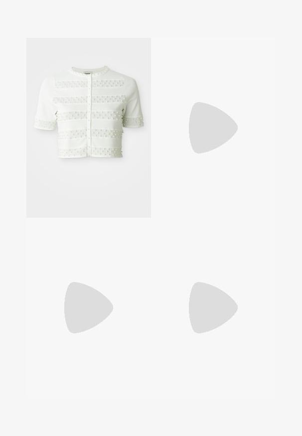 Cardigan blanc à manches courtes avec des fermetures à boutons en perles et des rayures en maille horizontale ornées de petites perles sur le devant et les manches.; Filippa K TUXEDO - Chemisier - white; Pantalons ajustés bleu marine avec une coupe droite, présentant une texture lisse, deux poches avant et une taille épurée.; Chaussure slingback en cuir noir avec un bout pointu, des sangles décoratives avec œillets en métal et un petit talon carré. Surface texturée.