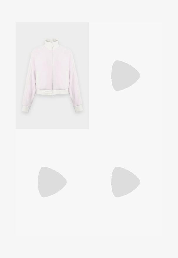 Jasnoróżowa kurtka z zamek z korduroy z białymi ściągaczami i kołnierzem. Posiada boczne kieszenie oraz paski przy ramionach.; Biała bawełniana koszulka z krótkim rękawem i okrągłym dekoltem. Ma czarne logo Adidas na piersi oraz kontrastowy czarny wewnętrzny kołnierzyk.; Kremowe dresy o luźnym kroju, z ciemnobrązowymi paskami po bokach i wyhaftowanym logo na lewej udzie.; Sneaker Adidas Gazelle z cholewką z kremowego zamszu, niebieskimi skórzanymi akcentami, trzema niebieskimi paskami, beżową podeszwą środkową i brązową gumową podeszwą.