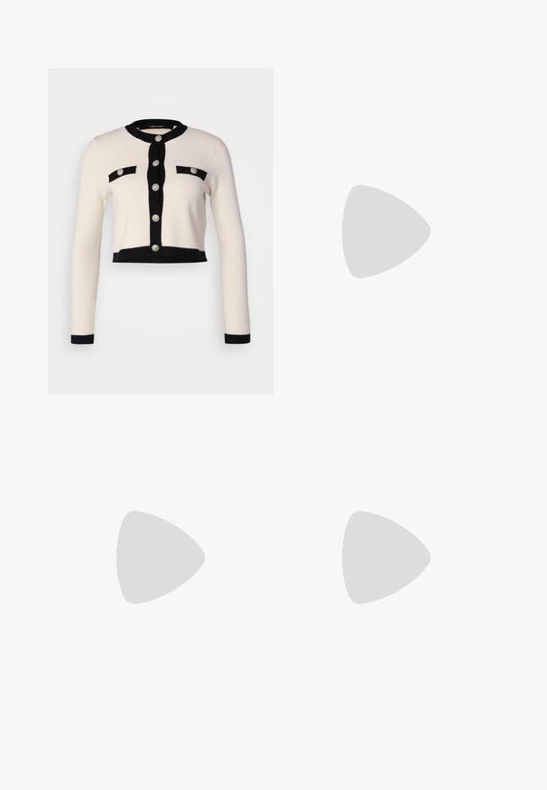 Skraćeni kardigan u krem i crnoj boji, sa dugim rukavima, crnim detaljima, dva džepa na prsima i dekorativnim srebrnim dugmadi.; Even&Odd Petite 2 PACK - Top - light grey/black; Svijetloplave široke traperice. Imaju visoki struk, suptilno istrošenje i tamnoplave bočne panele. Sadrže pet džepova i kopčanje na dugme.; Crna kožna midi suknja s glatkom teksturom; sadrži pojas i bočne džepove. Uparena s sjajnim crnim cipelama s visokom petom.; Zlatne kružne naušnice s glatkom, sjajnom završnom obradom. Kružni dizajn s malom potporom i prozirnom podlogom za sigurno nošenje.