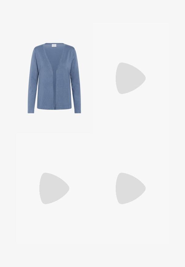 Cardigan azzurro chiaro con scollatura a V, maniche lunghe e design aperto davanti. Texture morbida con dettagli di cucitura sottili.; Due top in maglia senza maniche, a collo alto, in nero e bianco, con un design aderente e una superficie liscia, di lunghezza cropped.; Pantaloni neri a gamba larga realizzati in tessuto leggero, caratterizzati da una chiusura frontale con bottone e frontale piatto, con orli cuciti con precisione.; Scarpe sportive con tomaia in pelle bianca, punta in suede grigia e tre strisce nere. Presentano un logo blu sulla linguetta e una suola in gomma testurizzata.