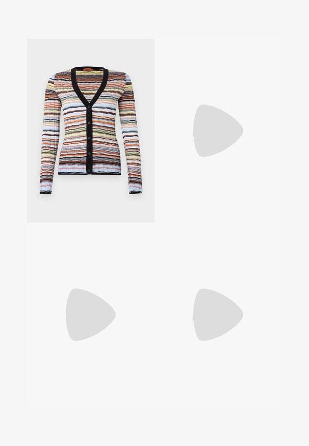 Többszínű kardigán fekete V nyakkal és gombokkal, melynek texturált csíkos mintája narancs, kék, sárga és fekete árnyalatokban pompázik.; Tejszínű, rövid fazonú póló bordázott anyagból, kerek nyakkivágással és rövid ujjakkal, laza szabással.; Világoskék, bő szabású farmernadrág, ami denimből készült, magas derékkal, öt zsebbel és gombos záródással rendelkezik. Simább textúrával és kopottas részletekkel.; Fekete sarkú szandál bokapánttal. Az orrán egy textúrált, multiszínű szövetcsík található. Simára csiszolt bőr felső.; Zigzag mintás, szőtt szalmatáska, barna bőr fogantyúval és aljjal, valamint téglalap alakú logóval az elején.