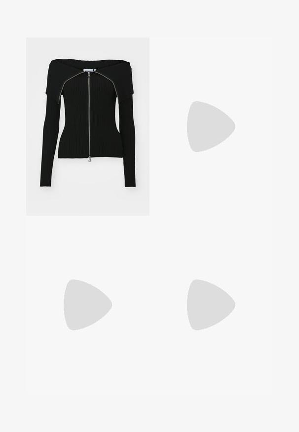 Weekday VANNA OFF SHOULDER ZIP CARDIGAN - Strickjacke - black; Schwarzes crop Top mit langen Puffärmeln, verdrehtem Vorderdesign und offenem Rücken. Enthält ein Bindeband in der Taille und besteht aus glattem, elastischem Stoff.; Weiß, gerade geschnittene Hose aus leichtem, leicht strukturiertem Stoff. Verfügt über Fronttaschen und einen einzelnen Bundfalten für zusätzlichen Detail.; Schwarze High-Top-Canvas-Sneaker mit weißen Ösen, Schnürsenkeln und Gummisohle. Verfügt über eine strukturierte Zehenkappe und schwarz-weiße Streifenakzente.