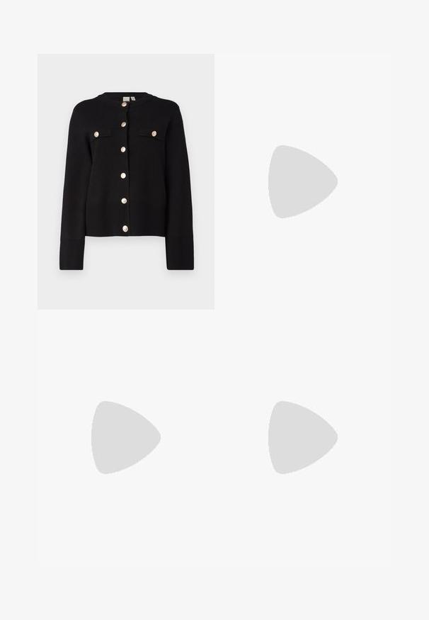YAS YASPIMI  - Kofta - black; Två ärmlösa ribbade polotröjor i svart och vitt, med en figursydd design och slät textur, i en kortad längd.; Svarta vida byxor i lätt material, med knappstängning fram och platt front, samt väl sydda fållar.; Sportskor med överdel i vit läder, grå mocka på tårna och tre svarta ränder. Har en blå logotyp på tungan och en texturerad gummisula.