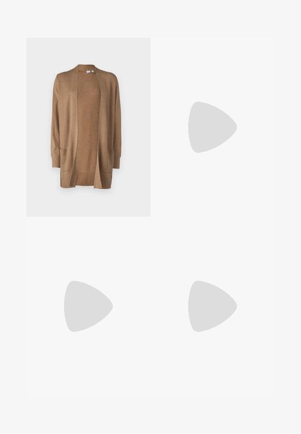 GAP V-BELLA OPEN THIRD - Cardigan - oat heather; T-shirt nera in cotone con maniche corte, caratterizzata da una piccola grafica di una farfalla rosa sul lato sinistro del petto. Design a girocollo con una vestibilità rilassata.; Jeans in denim neri a vita alta con un taglio a gamba larga, design a cinque tasche e cuciture visibili. Il tessuto ha una finitura liscia e leggermente tessurizzata.; Sandali con tacco in vernice nera, con punta squadrata, cinturini alla caviglia e fibbie in argento. Presentano un tacco a blocco spesso per maggiore stabilità.