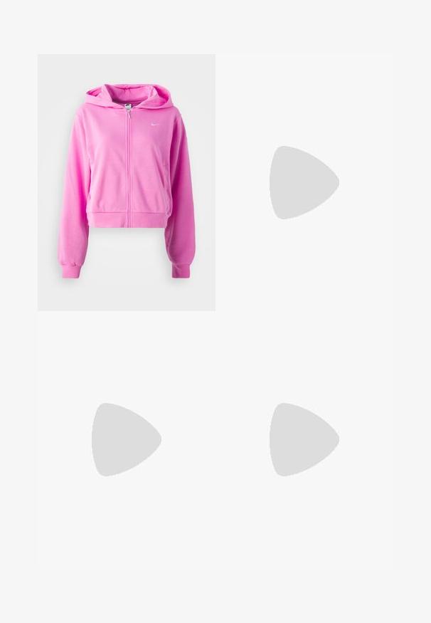 Roze cropped hoodie met een voorrits, capuchon en elastische boorden. Voorzien van een klein wit logo op de borst en een zachte stoftextuur.; Witte katoenen t-shirt met een klassieke ronde hals, korte mouwen en een getailleerde vorm. Geen patronen of accenten zichtbaar.; Grijze sweatpants met een elastische tailleband, een trekkoord-detail en een klein wit Nike-logo op de linkerdij. Zachte stof, losvallend.; Witte leren sneakers met grijze accenten, geperforeerde teen, platte veters, gevoerde kraag en een gemanipuleerde rubberen zool.