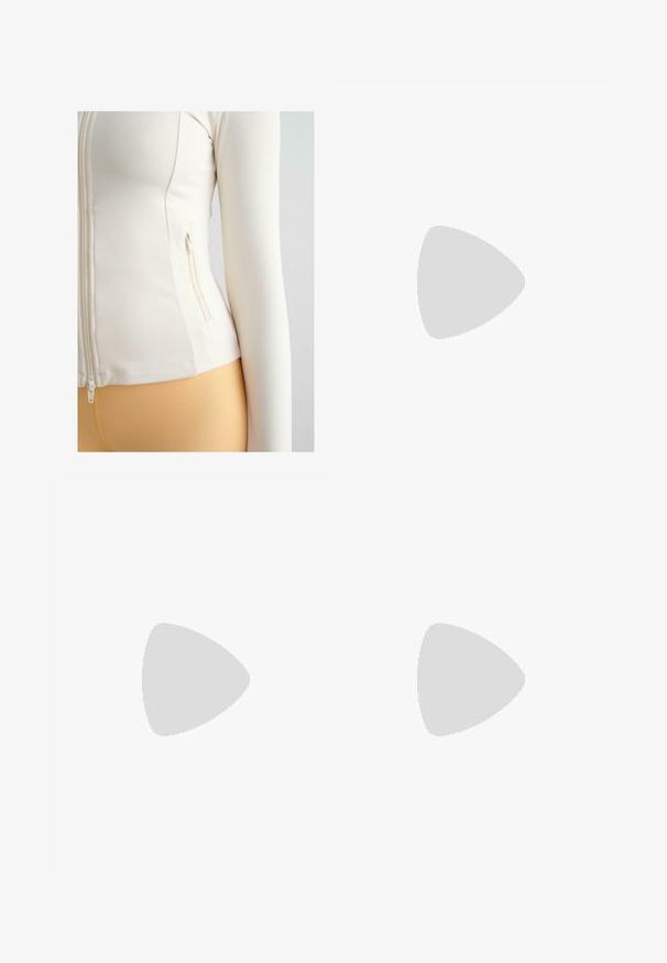 Baltas, prigludęs, užtrauktuku užsegamas džemperis, pagamintas iš minkštos, tamprios medžiagos. Yra šoninis kišenė su užtrauktuku ir ilgos rankovės.; Juodas trumpas rankoves marškinėliai, pagaminti iš medvilnės, su apvaliu kaklu. Pasižymi balta Nike logotipu ant krūtinės, minimalistišku dizainu ir prigludusia forma.; Balti aukšto juosmens šortai, pagaminti iš elastingos medžiagos. Yra lygus paviršius ir prigludęs siluetas, be papildomų raštų ar detalių.; Nike bėgimo bateliai su juodos ir sidabrinės spalvų schema, tinklinis viršus, tekstūruota padas ir raištelių sistema saugiam prigludimui.