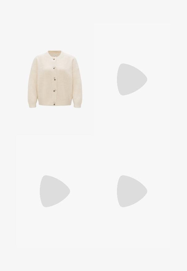 Cremfarbener Strickcardigan mit rundem Ausschnitt, Knopfschluss und strukturiertem Material mit Ripp- und Zopfmuster.; Weißes, enganliegendes Oberteil aus geripptem Stoff mit kurzen Ärmeln und gerafften Details an den Seiten für Textur und Form.; Weiße weit geschnittene Hose aus leichtem Stoff. Mit einem elastischen Bund und Kordelzug sowie Seitentaschen. Glatte Textur.; Hellrosa Wildleder-Sneaker mit weißen Streifen und Schnürsenkeln, ausgestattet mit einer strukturierten Zunge und einer Gummisohle, auf einem blauen Teppich platziert.