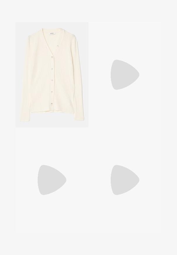 Kremfarget ribbestrikket cardigan med V-hals, frontknapper og lange ermer. Stoffet har en myk tekstur og en tettsittende form.; Svart bluse med volangdetaljer ved V-halsen, lange puffermer og knappelukking. Laget av glatt stoff med en lett glans.; Høytlivde svarte shorts laget av glatt stoff, med to frontlommer, en skreddersydd passform og rene, enkle linjer.; Svarte hæler med tynne stropper, teksturert finish, åpen tå og et glatt, spisst hældesign. Har en myk innersåle og en blank overflate.
