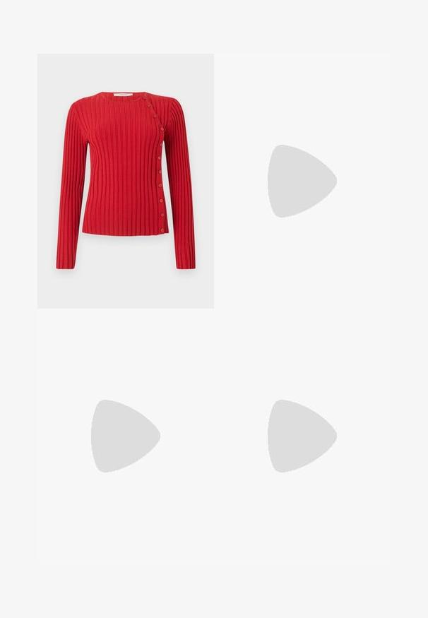 Pull à col rond à manches longues en maille rouge côtelée avec des boutons diagonaux allant de l'épaule à l'ourlet sur fond clair.; T-shirt en coton blanc à manches courtes bouffantes, avec de petites embellissements en argent le long des manches. Encolure arrondie classique, coupe décontractée.; Pantalons plissés noirs avec une taille élastique. Présente des jambes larges et un tissu lisse texturé avec des rayures verticales.; Escarpin noir en cuir à bout pointu avec une bride de cheville et un talon épais. Texture lisse, design élégant et esthétique minimaliste.