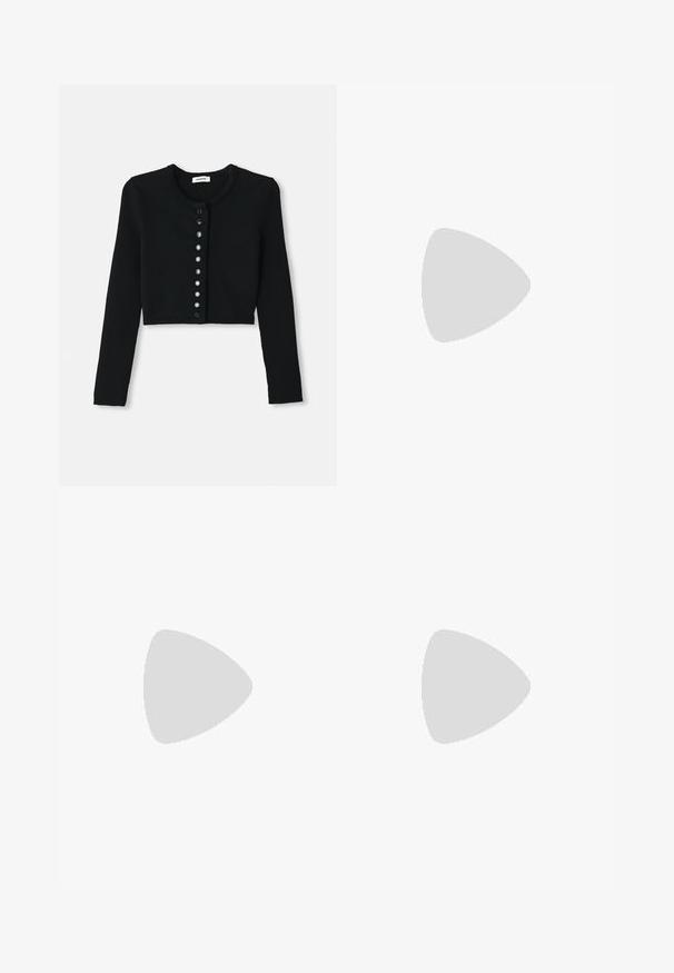 Melnā īsā kardigāna ar ribota auduma struktūru, ar garām piedurknēm, apaļu kakla izgriezumu un pogu priekšpusi ar apaļām melnām pogām.; sandro CARDIGAN LOOK CHEMISE MIXE - Polo krekls - cerise; Melnā mini svārki ar piegulīgu augšu un trim ruffles slāņiem apakšā, ar gludu tekstūru un tīrām līnijām.; Melnas papēžu siksniņas ar plānām siksnām, teksturētu apdari, atvērtu purngalu un elegantu, smailu papēdi. Iezīmē gludu iekšējo daļu un spīguļojošu virsmu.
