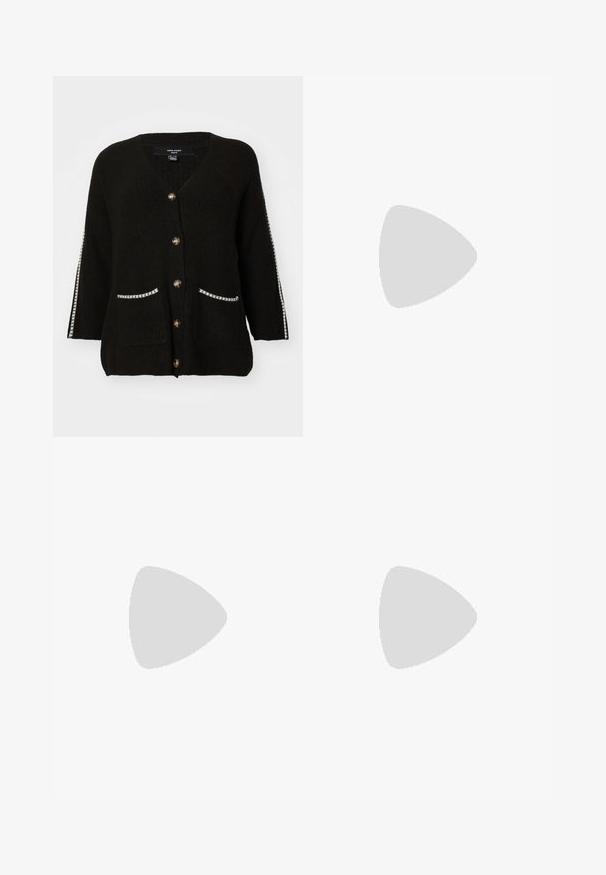 Μαύρο πλεκτό ζακέτα με V-λαιμόκοψη, πέντε χρυσά κουμπιά, δύο τσέπες με άσπρη περιθωριοποίηση και αντίθετες ρίγες στα μανίκια.; Μαύρο �βαμβακερό μπλουζάκι με κοντά μανίκια, διαθέτοντας ένα μικρό ροζ γραφικό πεταλούδας στο αριστερό στήθος. Σχέδιο με στρογγυλή λαιμόκοψη και άνετη εφαρμογή.; Ανοιχτό γαλάζιο τζιν παντελόνι σε καμπάνα, κατασκευασμένο από τζιν ύφασμα, με ψηλή μέση, πέντε τσέπες και κλείσιμο με έναν μόνο κουμπί. Μαλακή υφή με ξεθωριασμένο φινίρισμα.; Μαύρα πατεντέ δερμάτινα γοβάκια slingback με μυτερή μύτη και γεωμετρικό τακούνι. Έχουν κομψό, μινιμαλιστικό σχέδιο και λεία υφή.