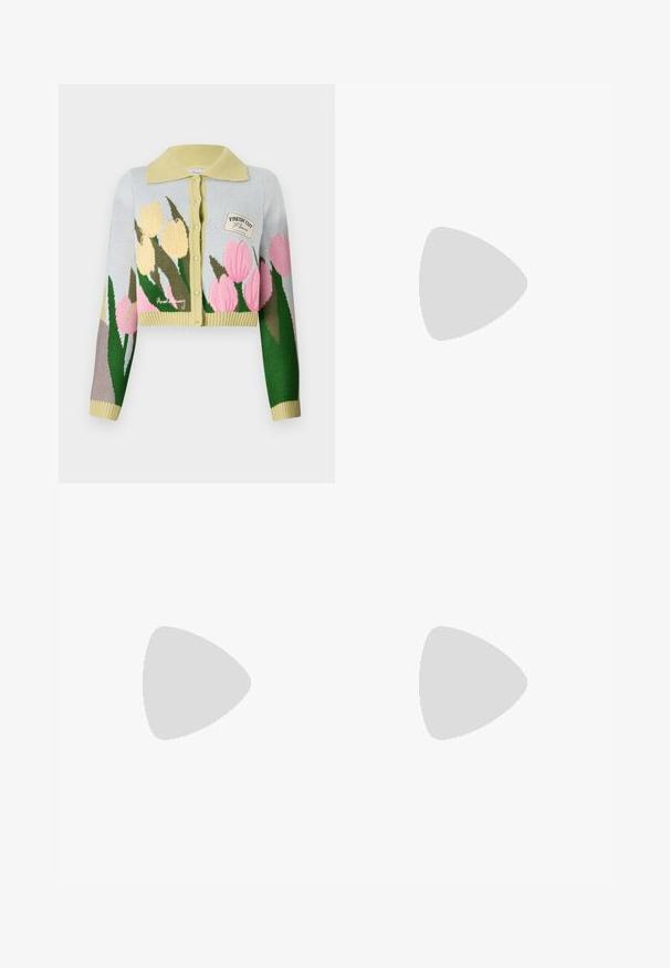 Cardigan accorciato in maglia azzurro chiaro con colletto giallo. Presenta un motivo floreale in rosa e giallo. Piccolo patch etichettato "FRESH CUT."; Blusa bianca a maniche corte con scollatura quadrata, tessuto texturizzato, parte anteriore con coulisse e maniche a palloncino gatherate.; Shorts in denim bianco con un design a taglio dritto, caratterizzati da una vita alta, due tasche posteriori e una leggera rifinitura con cuciture.; Bershka HIGH-HEEL - Stivali texani / biker - beige