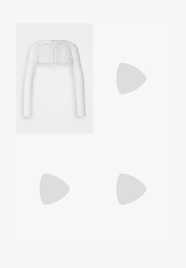 BDG Urban Outfitters Vest - white; Witte kussensloop met een gladde, zachte textuur, met een rechthoekige vorm en strakke randen, ontworpen voor standaard kussengroottes.; Zwarte trainingsbroek met witte zijstrepen, elastische tailleband en een logo-patch. Gemaakt van gladde, lichte stof. Ontwerp met rechte broekspijpen.; Zwarte leren kniehoge laars met spitse neus, stiletto hak en rits aan de zijkant. Glad textuur, strakke ontwerp en aansluitende vorm.; Rode leren handtas met een hoekig, geometrisch ontwerp. Beschikt over een enkele verstelbare schouderriem en een klepclosure met gestikte details.