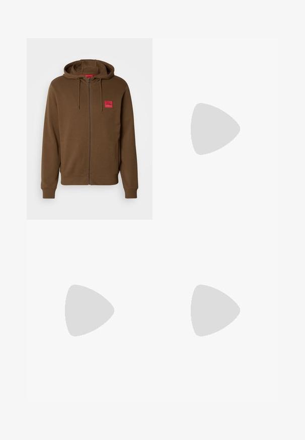 Bruine zip-up hoodie met buidelzakken, verstelbare trekkoordcapuchon en een rood rechthoekig label met de tekst "HUGO" op de borst.; Witte katoenen T-shirts, korte mouwen, ronde halsontwerp, eenvoudige textuur, gestapeld in een rij, met subtiele branding bij de hals.; Blauwe sportieve trainingsbroek met een trekkoord in de taille, zijzakken met ritssluiting, zwarte accenten en logo's: PSG-embleem en Nike-swoosh.; Zwarte lederen sneaker met een textuur oppervlak, witte Nike swoosh, grijze zool, ronde neus en vetersluiting. Bevat perforaties op de neus.