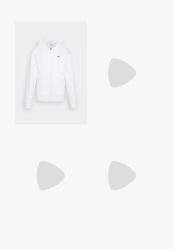 Lacoste Camisola com fecho - blanc; Camiseta de algodão preta com mangas curtas, decote redondo e um pequeno logo verde no bolso do peito esquerdo. Design simples, corte regular.; Calças pretas feitas de um tecido de algodão misto, com corte reto, cintura elástica com botão e sem padrões ou detalhes visíveis.; Tênis de couro preto com sola de borracha branca, apresentando um logotipo de crocodilo verde e cadarços redondos, design elegante com textura suave.