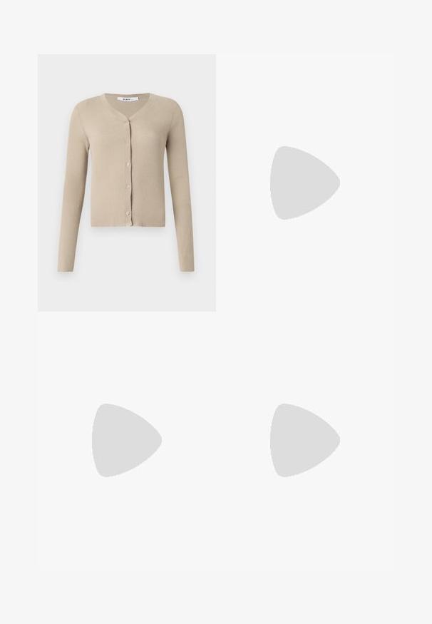 Beige gerippter Cardigan mit V-Ausschnitt, langen Ärmeln und einer Knopfleiste. Weicher Stoff mit sechs passenden Knöpfen in der Mitte.; Weißes T-Shirt mit kurzen Ärmeln aus Baumwolle und Rundhalsausschnitt. Glatte Textur und gerader Schnitt, keine Muster oder Akzente.; Weiße Baumwollhose mit geradem Bein, mittelhoher Taille und ohne sichtbare Beschläge oder Muster. Glatte Textur auf der gesamten Fläche.; Schwarze Absatzsandale mit geflochtenem Riemendesign, quadratischer Spitze und verstellbarem Knöchelriemen. Helle beigefarbene Sohle mit glänzendem schwarzen Absatz.