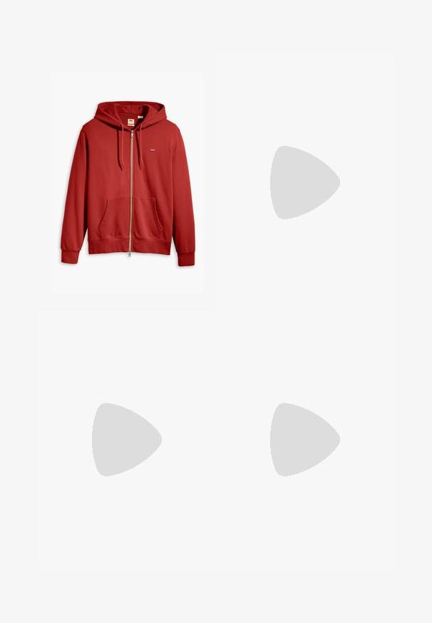 Crvena zip-up dukserica izrađena od mekog materijala, sa kenguruh džepom, kapuljačom sa vezicom i malim logotipom na prsima. Glatka tekstura, tradicionalni kroj.; Tri bijele rebraste majice bez rukava od pamuka. Imaju okrugli izrez i male crne oznake blizu rubova. Dostupne su u više veličina.; Crne atletske hlače s elastičnim pojasom, izrađene od glatkog materijala, s diskretnim bočnim šavovima i opuštenim krojem, ravne nogavice.; Crne tenisice s gornjim dijelom od antilopa i sintetičkog materijala, s tri bijele pruge, teksturiranom gumenom potplatom i plavom oznakom na jeziku.