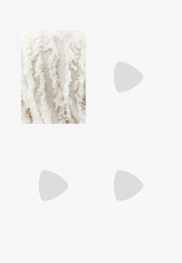 Kudotut valkoiset kankaat, joissa on hankaantuneita säikeitä, luovat monikerroksisen ilmeen. Kankaan sävyissä ja kuvioissa on hienovaraisia vaihteluita.; Valkoinen nappikauluspaita pitkillä hihoilla, klassinen kaulus ja pieni sininen logo hihassa. Silkkinen puuvillakangas, muotoiltu istuvuus.; Polo Ralph Lauren COTTON CORDUROY WIDE-LEG PANT - Housut - warm white; Valkoiset tennarit, joissa on teksturoitu muotoilu, pyöreä kärki, nyöritys edessä ja kiilakorko, jota korostaa kultainen raita. Kumipohja.