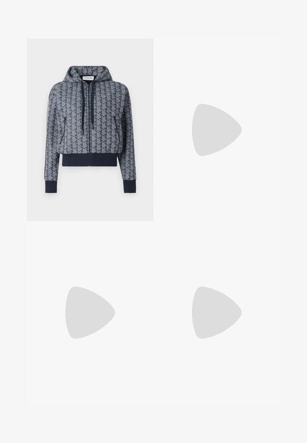 Zúžená mikina s kapucňou v námorníckej farbe, s geometrickým vzorom, zipsom vpredu, rebrovanými manžetami a logom Lacoste na hrudi.; Biele tričko s krátkym rukávom s námorníckymi horizontálnymi pruhmi, na hrudníku s vyšitým logom "Tommy Hilfiger". Klasický dizajn s okrúhlym výstrihom.; Modré vzorované nohavice s elastickým pásom. Obsahujú geometrický vzor v svetlejšej modrej farbe na tmavomodrom pozadí. Rovný predok.; Biele tenisky vyrobené z hladkého syntetického materiálu, so zaoblenou špičkou, šnurovací konštrukciou, plochou podrážkou a jemným perforovaným detailom.