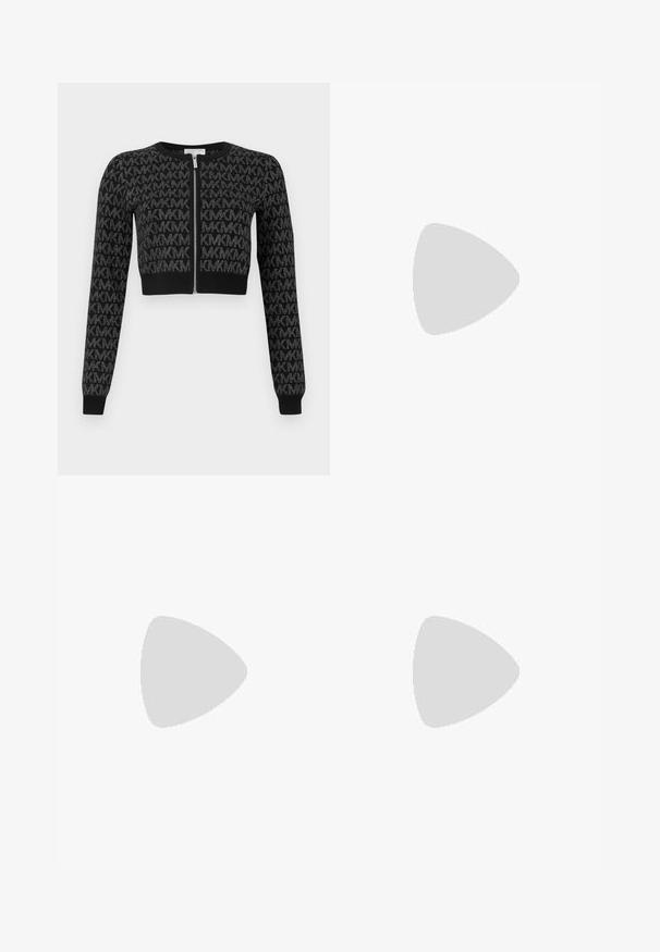 Fekete, rövidített kardigán cipzáras elülső résszel, ismétlődő betűmintázattal és hosszú ujjakkal, bordázott mandzsettákkal.; Fehér bordás, rövid ujjú póló, kerek nyakkal. Az anyag simának tűnik, testhezálló fazonnal. A márkázott címke a gallérnál látható.; Fekete, bő szárú nadrág sima anyagból, magas derékkal, elülső redőkkel és letisztult, szabott kialakítással, díszítés nélkül.; Fekete bőr balettcipő lekerekített orral, sima tekstúrával, minimális varrással és rugalmas talp kialakítással.