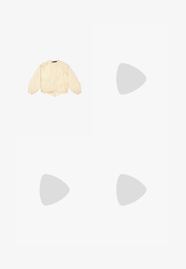 Ivory kardigan z resicami, pletena tekstura, globok V-izrez, dolgi balonasti rokavi, krajša dolžina in odprta sprednja zasnova.; Svetlo bež kratkosleeven majica s okroglim ovratnikom, izdelana iz mehke, gladke tkanine. Ima sproščen kroj in raven rob.; Bele široke hlače iz lahkega materiala. Imajo elastičen pas s vrvico in stranske žepe. Gladka tekstura.; Ravne sandale s svetlo rjavim gumijastim podplatom, zasnovane s tremi prekrivajočimi se belimi usnjenimi trakovi in majhnim lokom na sredini.