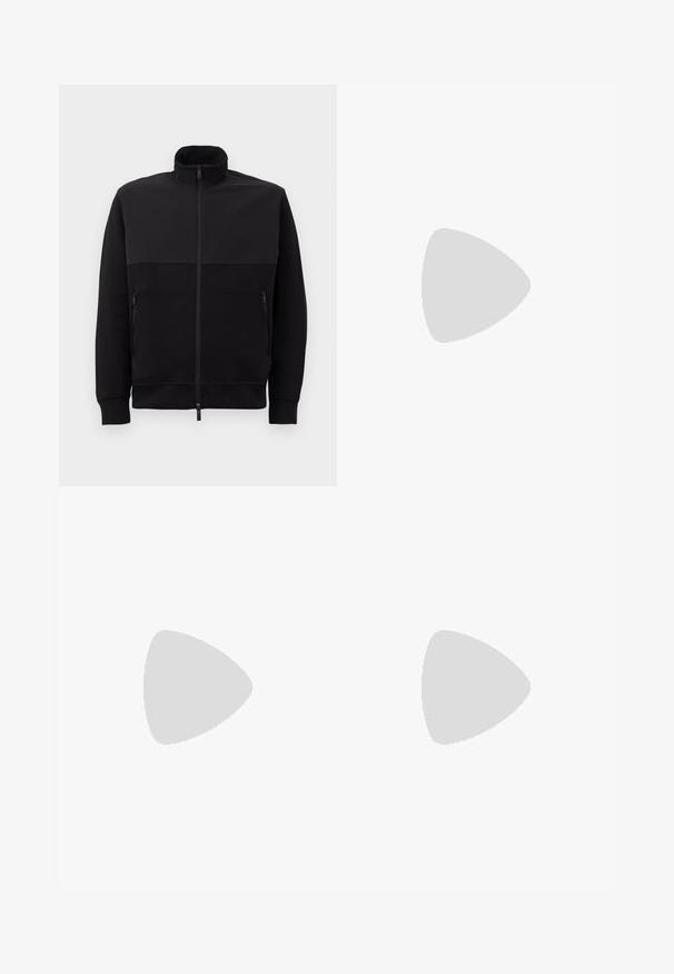 Svart full-zip jakke med høy krage, to glidelåslommer på siden og ribbestrikkede mansjetter, lagt flatt på en hvit bakgrunn.; Svart bomulls t-skjorte med korte ermer, rund hals, beige detaljer på skuldrene, og ARMANI EXCHANGE-logoen i midten.; Sorte bukser laget av et glatt stoff; har elastisk midjebånd, sidelommer og en tapered ben-design. Minimalistisk og ensfarget.; Hvite lærersneakers med en jevn overflate, rund tå, flate lisser og en teksturert såle. Har en subtil logo på hælen.