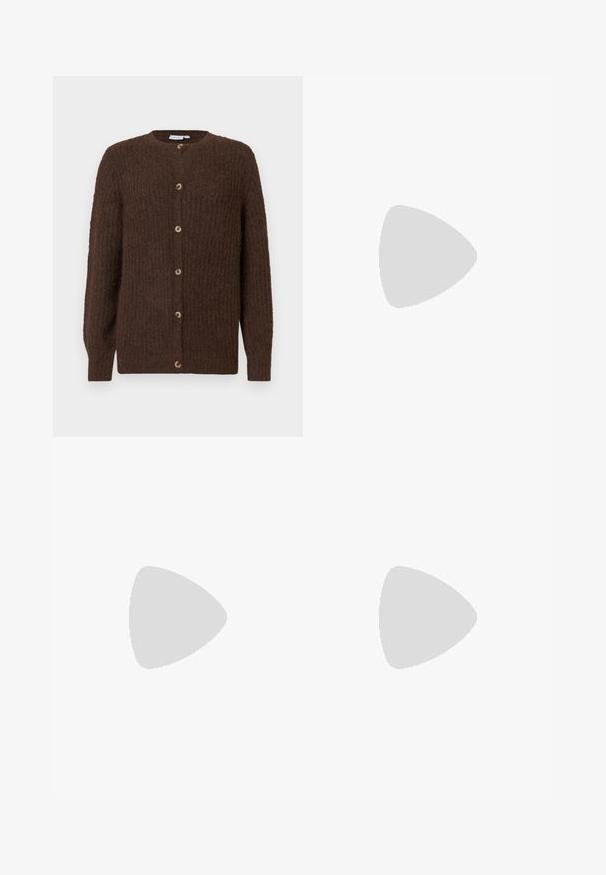 Rudas tekstūruotas megztinis su apykakle ir šešiais mygtukais priekyje, ilgos rankovės ir raukšlėtos rankogaliai.; Du į juodas ilgomis rankovėmis marškiniai su V formos iškirpte, pagaminti iš minkštos, tamprios medžiagos, rodantys lygią tekstūrą ir prigludusią formą.; Juodos kelnes su pritaikytu dizainu, turinčios šonines kišenes ir tiesią koją. Pagamintos iš lygaus, lengvo audinio su blizgiu paviršiumi.; Juoda zomšinė kelio ilgio batai su blokuotu kulnu, smailiu nosiu ir lygiu, be siūlių dizainu ant paprastos šviesios fono.