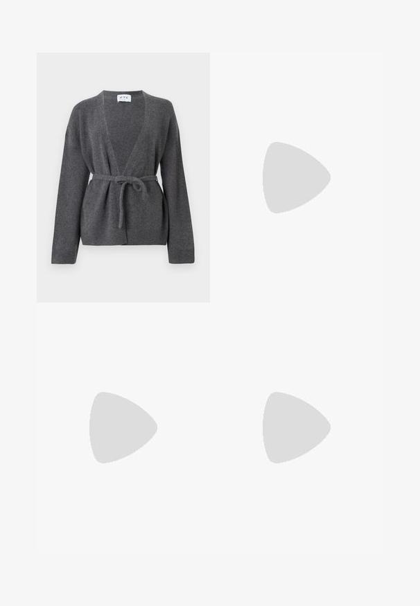 Dunkelgrauer, taillierter Cardigan mit langen Ärmeln, V-Ausschnitt sowie gerippten Bündchen und Saum, auf einem weißen Hintergrund präsentiert.; Schwarzer Baumwollstoff mit glatter Textur und Rundhalsausschnitt, der ein dezentes, gleichmäßiges Strukturmuster aufweist. Keine sichtbaren Logos oder Akzente.; Helle blaue weit geschnittene Jeans aus Denim mit hoher Taille, vorderen Taschen und einem Knopfverschluss. Glatte Textur mit ausgewaschenen Stellen.; Schwarze Ledersneaker mit weißen Streifen, runder Zehenpartie, weißen Schnürsenkeln und Gummisohle. Abgerundet durch gepolsterten Kragen und Branding-Details.