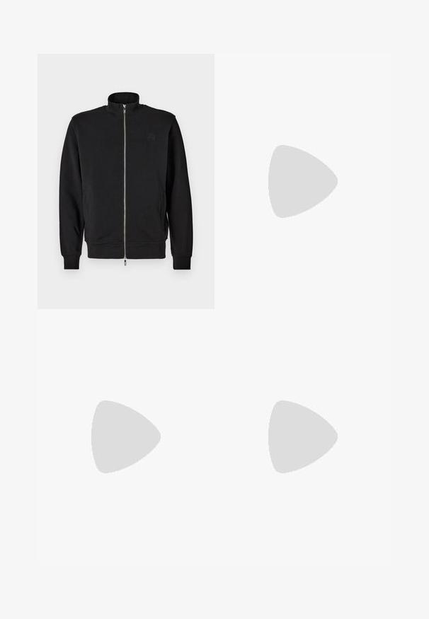 Svart zip-up hettegenser med høy krage, ribbede mansjetter og sidelommer. Mykt stoff med en subtil nedtonet logo på brystet.; Hvit bomulls t-skjorte med rund hals, kort erme og rullede mansjetter; ensfarget design, myk tekstur og rett snitt.; Svart joggebukser med elastisk midje og justerbar snor. Har ribbede mansjetter og en liten grafisk detalj på den øvre delen av benet.; Brune og burgunder sneakers i semsket og mesh-materiale, med tre kremfargede striper, teksturert stoff på tungen, og en gummisåle.