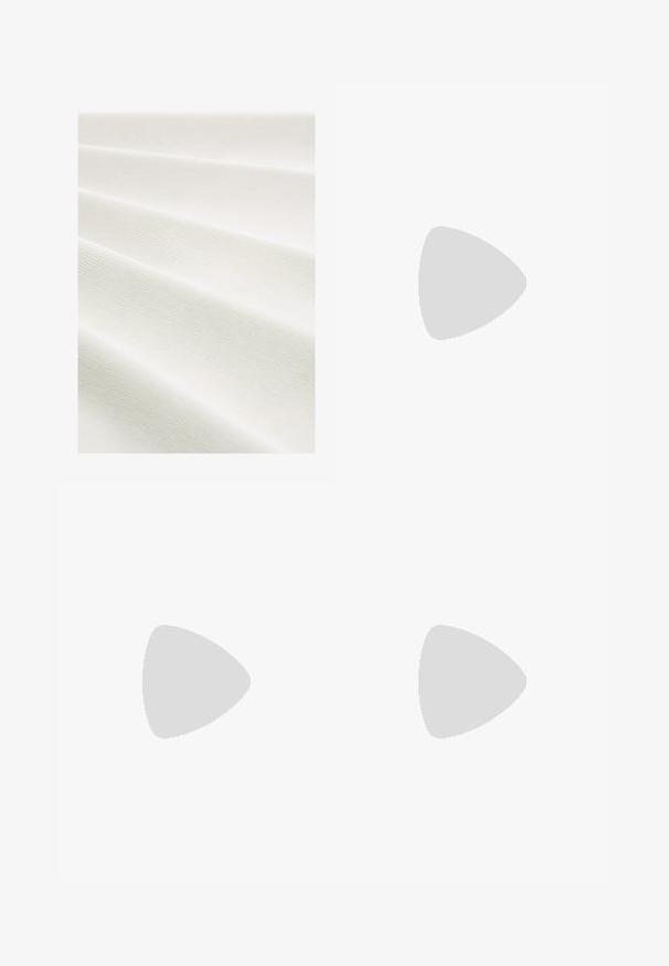 Hvidt stof med en struktureret, ribbet overflade, arrangeret i folder, som viser subtile variationer i nuancer og mønster.; Hvid ærmeløs sweater lavet af glat bomuld, med ribkant forneden og et lille marineblåt logo nederst til venstre. Simpelt design, ingen mønstre.; Bredde benbukser i off-white stof, med høj talje, dobbelte plisseringer og knaplukning. Glat tekstur og skræddersyet design.; Sort læder- og ruskinds sneaker med en lys brun gummisål. Har hvide snørebånd og små perforeringer i siderne. Michael Kors-logo til stede.