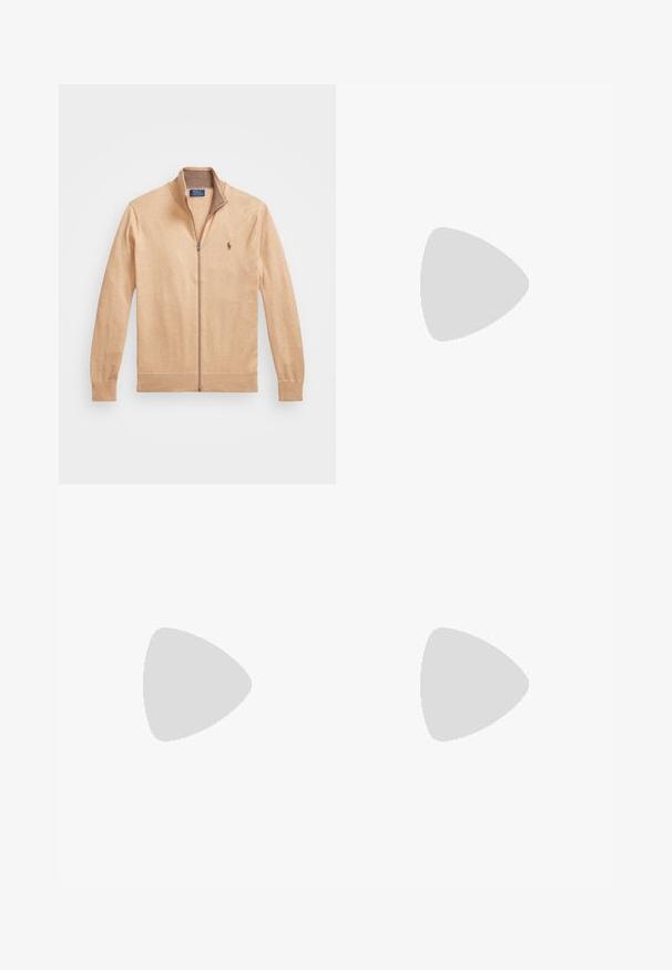 Polo Ralph Lauren COTTON FULL ZIP SWEATER - Ζακέτα - camel melange/brown heather; Λευκή πόλο μπλούζα από βαμβάκι, με κλασικό γιακά, τριπλή κουμπιέρα και τσέπη στο αριστερό στήθος; μικρό λογότυπο στο μανίκι.; Μπεζ βαμβακερό παντελόνι με ίσια γραμμή, διαθέτει κουμπί κλεισίματος και �πτυχές στο μπροστινό μέρος για επιπλέον λεπτομέρεια.; Λευκό και ανοιχτό μπεζ αθλητικό παπούτσι, με επάνω μέρος από διχτυωτό υλικό, διακοσμήσεις με περφορέ και υφή στην ενδιάμεση σόλα με επωνυμία στη φτέρνα.