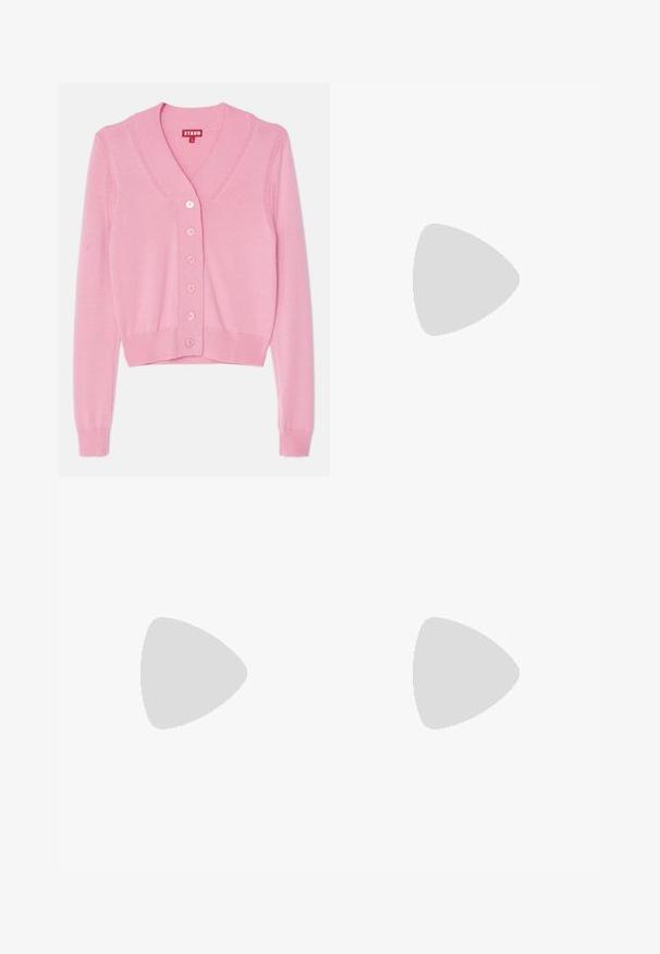 STAUD BAXTER CARDIGAN - Vest - damask pink; Witte haltertop gemaakt van zachte stof, met rhinestone tekst "Juicy" op de voorkant. Te strikken bij de nek voor een verstelbare pasvorm.; Zwarte denim shorts met een losse pasvorm, uitgerust met vijf zakken, gele stikselaccenten en een midi-heup ontwerp.; adidas Originals SAMBA OG - Sneakers laag - quartz/mauve; Roze gepatineerde handtas met een zwart logo en handvatten, met een ronde vorm en ritssluiting. Glanzende textuur verhoogt de zichtbaarheid.